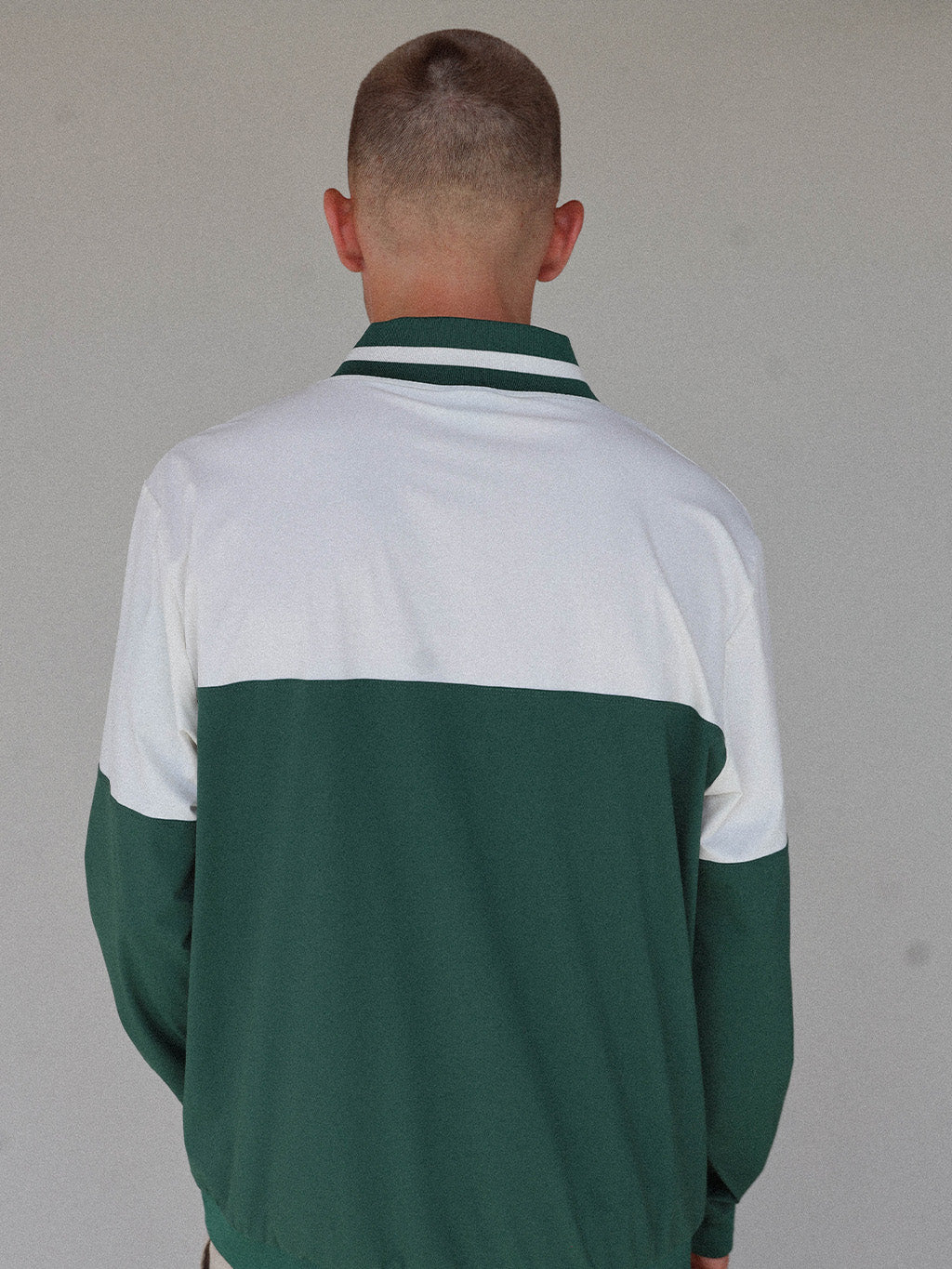 "Close-up of the 'Hamilton Quarter Zip' from the Royal Collection, inspired by autumn hues. This men's quarter zip features complementary color blocking and a convenient zip for easy wear. Made from breathable material, it offers warmth and freedom of movement, ideal for the course and elevating your fall wardrobe with both style and functionality."